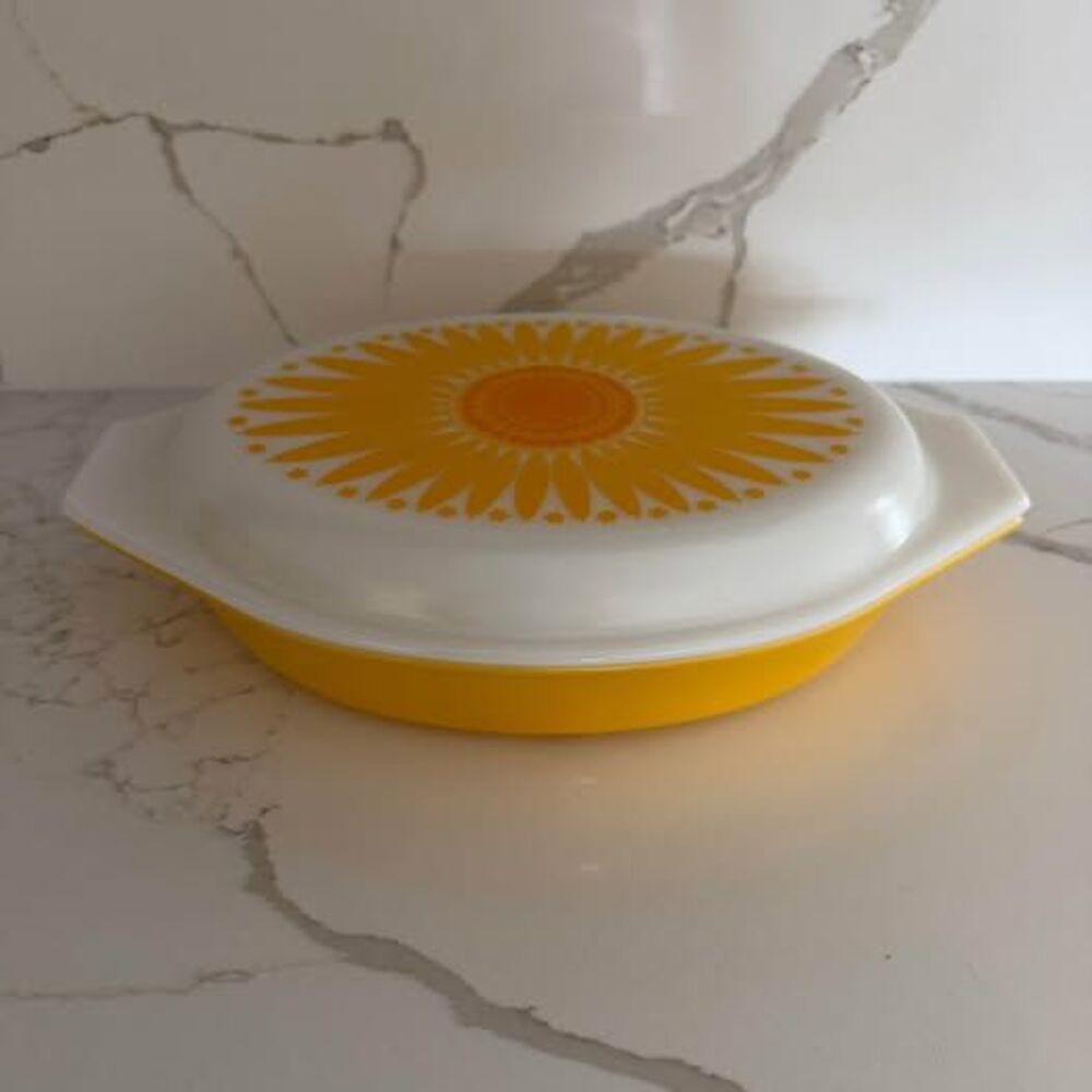 Vintage 60s Pyrex Daisy Pattern Oval Divided Casserole Baking Dish Yellow Daisy